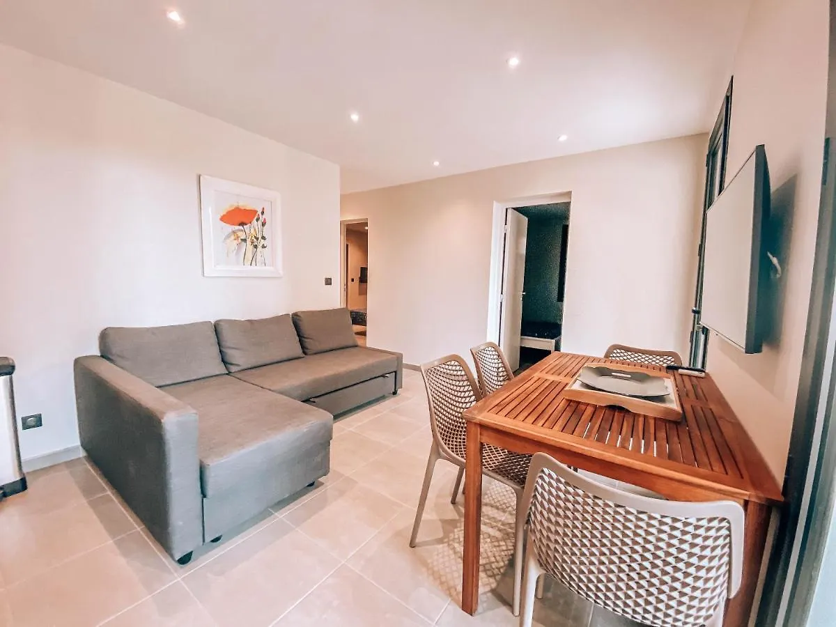 Appartement 3 Piece Terrasse Coeur De Ville Le Lavandou 0*,  France